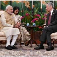 मोदी ने सिंगापुर के नान्यांग टेक्नोलॉजिकल यूनिवर्सिटी में नीम का पेड़ लगाया