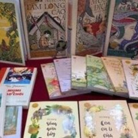 Trang sách hồng nằm mơ màng ngủ