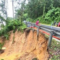 Tin trong nước - Huế: Sạt lở taluy âm trên Quốc lộ 49 gây mất an toàn giao thông