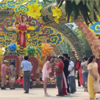 Tin trong nước - Người dân TP.HCM nô nức du xuân mùng 2 Tết