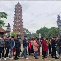 Tin trong nước - Quảng Bình: Người dân và du khách đi chùa cầu an đầu năm mới