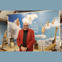 Koktēlnieks Jānis Žīmants prāto par izlasīto un dzirdēto un iepludinot šos tēlus kokā