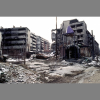 Bosnijas karš: 1992. gadā sadursmes pāraug pilnvērtīgā karadarbībā