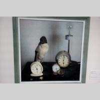 Noslēpumainas gleznas, daži zīmējumi un grābeklis