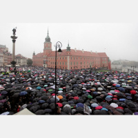 Pieaug protestu nozīme. Krīt valdības, tauta parāda savu gribu