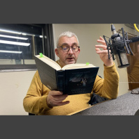 Karenas Bliksenas lielais piecinieks latviešu valodā. Stāsta tulkotājs Pēteris Jankavs