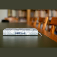 Romāns Grosvaldi. Kristīne Želve iedevusi balsi Grosvaldu pašu rakstītajam