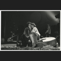 Drosmīgās rotaļas. Māras Zālītes un Mārtiņa Brauna Suns un kaķe Jaunatnes teātrī (1984)