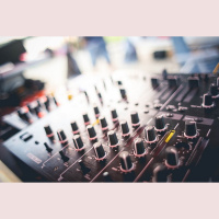 Svētku emociju pārraide televīzijas skatītājiem un radio klausītājiem