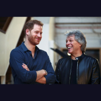Ko princis Harijs dara kopā ar Bon Jovi?