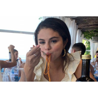 Selēna Gomeza nemāk gatavot, bet Carnival Youth ir laikmetīgi