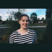 Anna Viktorija Valaine. Pierīga. Nodarbojas ar programmēšanu