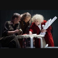 Dzen savu arklu pār mirušo kauliem. Sarunas ar Dailes teātra izrādes radošo komandu