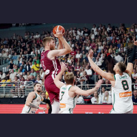 Šovakar Latvijas basketbolisti Eurobasket 2025 astotdaļfinālā tiekas ar Lietuvas izlasi