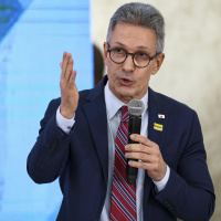 Zema critica tarifaço, mas diz que Moraes paga pelo que plantou