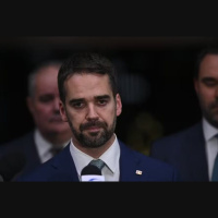 Tarifaço: Eduardo Leite chama de imperdoável pressão feita pela família Bolsonaro