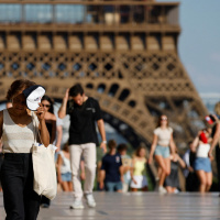 Topo da Torre Eiffel é fechado em meio à onda de calor na Europa