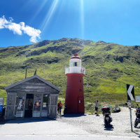 Ein Leuchtturm in den Schweizer Alpen