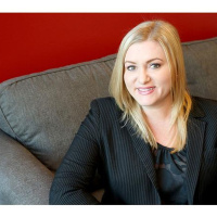 Lindsey Carnett, CEO of Marketing Maven in The Business Spotlight on WoMRadio