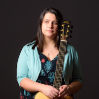 Deirdre is a founding member of the Madagán quartet and the award-winning five-piece trad band Réalta.