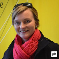 Taiteilijaelämää: Korumuotoilija Kirsti Doukas:Koruissa on paljon eri merkityksiä.