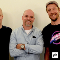 Tunturissa telttasaunaa rakentamassa