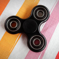 Wer hat eigentlich den Fidget Spinner erfunden?