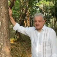 Mientras el tren hacia el futuro está en marcha, un presidente viaja hacia el pasado