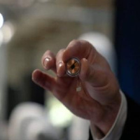 Neuralink con este chip insertado en el cráneo se pretende curar la ceguera, el daño cerebral y hasta las adicciones