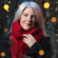 Julvärd Sara Stenholm avslutar julafton i P1 med Iiris Viljanen
