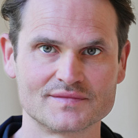 Fabian Hinrichs : Früher habe ich ein bisschen unter der Schauspielerei gelitten