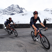 Спектакль на Стельвио решил исход Джиро, а Вуэльта сеет хаос на дорогах Испании | Тандем