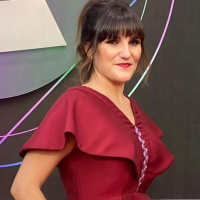 Lartista María Rozalén viste con dengue asturianu na Gala los Grammy col diseñu de Constantino Menéndez