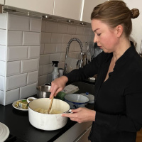 Mat är kärlek. Kärlek är mat. Samtal med Karolina Ramqvist.