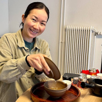 Yuko bjuder på gröna teer från Japan