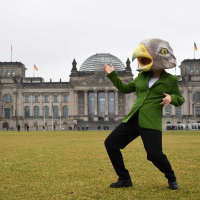 Mehr verspielt als böse: Merkel im Theater Thikwa