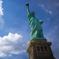 En Clave de Libertad: El acoso a la biblioteca libertaria B. Franklin y el ataque de El Español a Gloria Álvarez