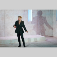 Review: “Eddie Izzard Hamlet” at ACT Strand Theatre