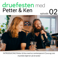 DF 02: INTRODUCING Petter  Ken med en romtemperert Cava og rare mystiske bjørner på stranda!