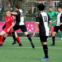Warming up: Vrienden tegenover elkaar bij VV Assendelft - KFC (Guillaume Groot en Rene Reijinga)