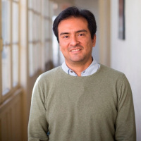 Juan Carlos Poveda y su nuevo libro Infancias de Mazapán