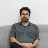 Francisco Javier Olea y su libro “100 mujeres mirando al frente”