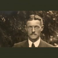 De man die de keizer een hand gaf