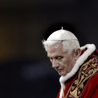 Benedykt XVI: papież nieświęty