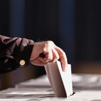 7-11: Latinobarómetro 2023 registró para nuestro país una caída de 11 % de apoyo a la democracia.