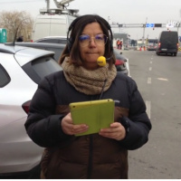 La firma de Àngels Barceló | La guerra tiene el rostro y manos de mujeres que arrastran maletas y a los niños