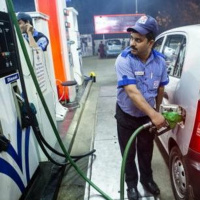 पेट्रोल - डीजल के बढ़ते दामों से राहत नहीं, सिर्फ एक पैसे सस्ता हुआ पेट्रोल