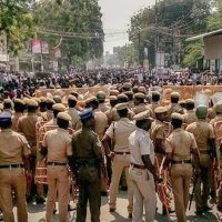 तमिलनाडु में पुलिस की कार्रवाई में नौ प्रदर्शनकारियों की मौत : मुख्यमंत्री