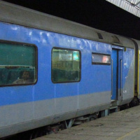 शताब्दी में खाना खाने से 33 यात्री बीमार, इलाज के लिए 1 घंटा रुकी ट्रेन