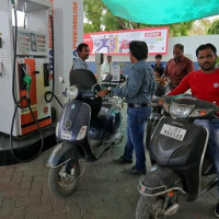 पेट्रोल में 7 पैसे और डीजल में 5 पैसे की कटौती